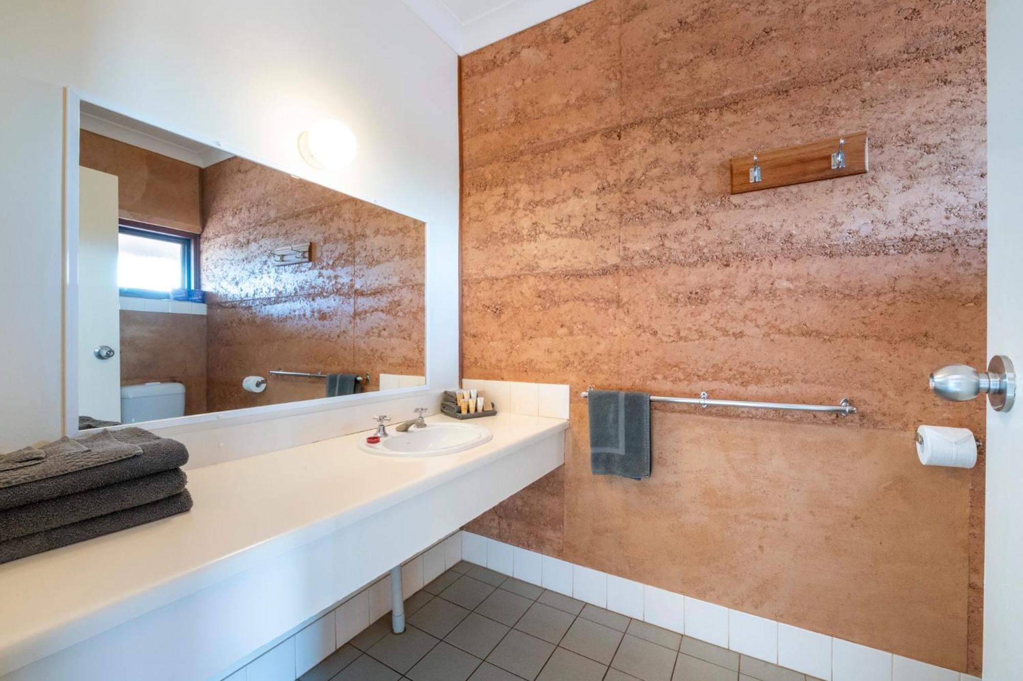 Mud Hut Motel 4*