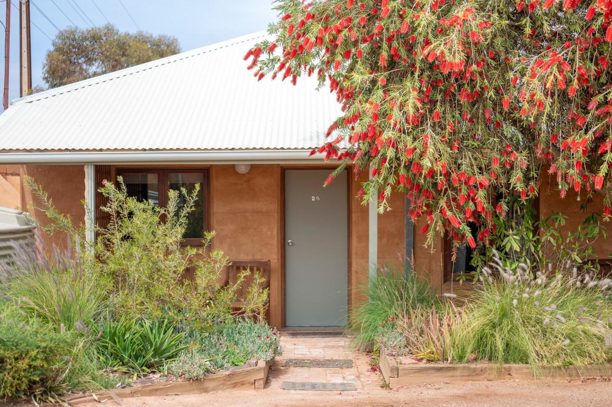 Mud Hut Motel 4*