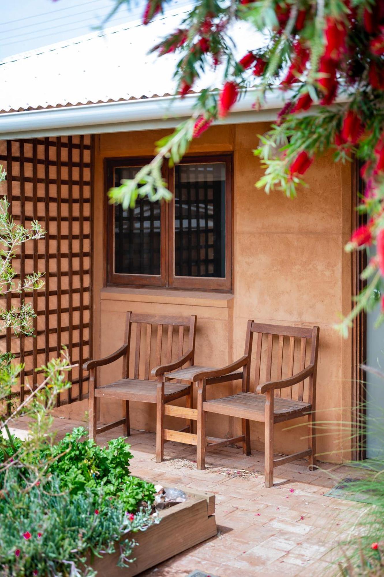 Mud Hut Motel 4*