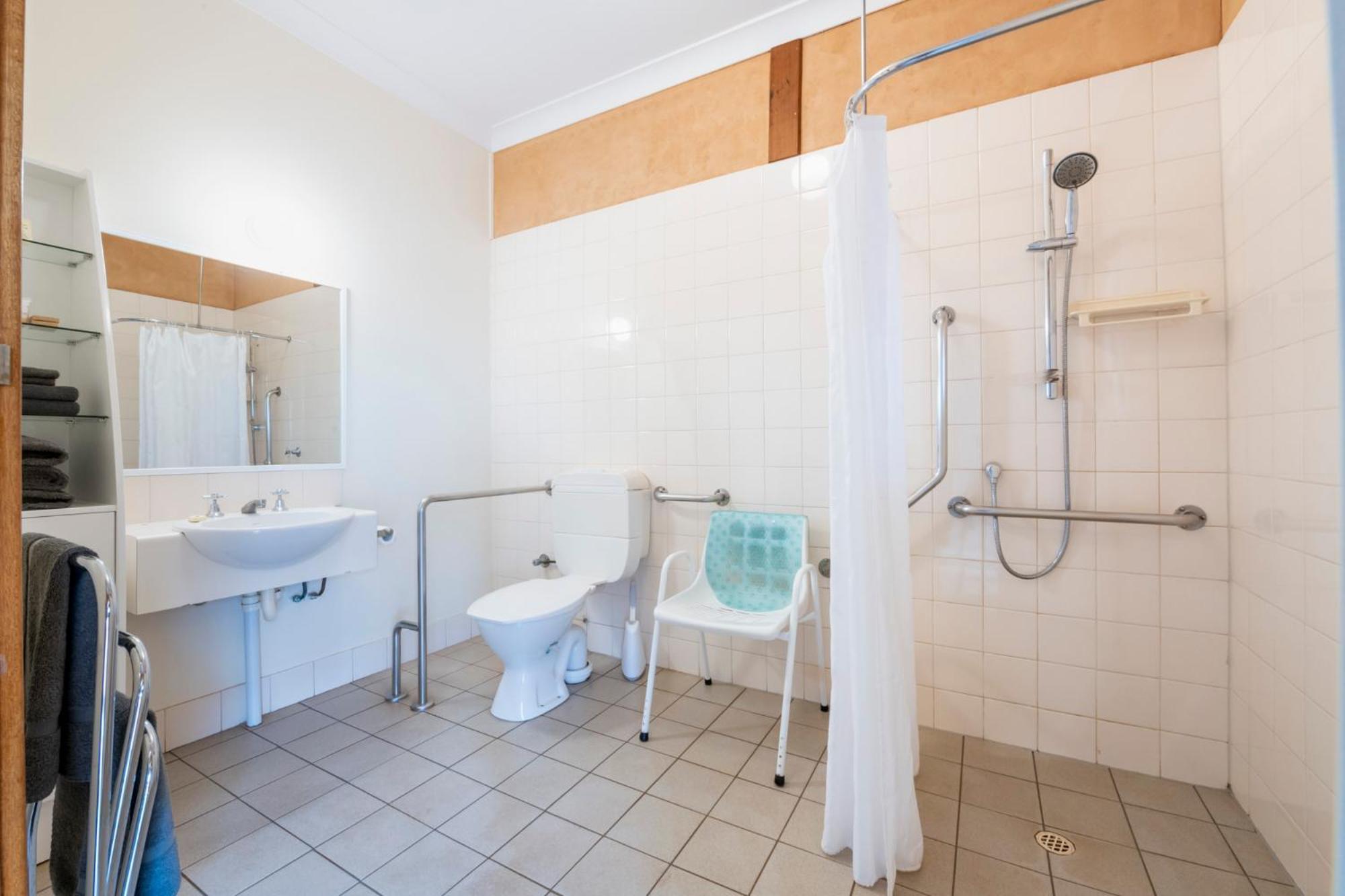 Mud Hut Motel 4*