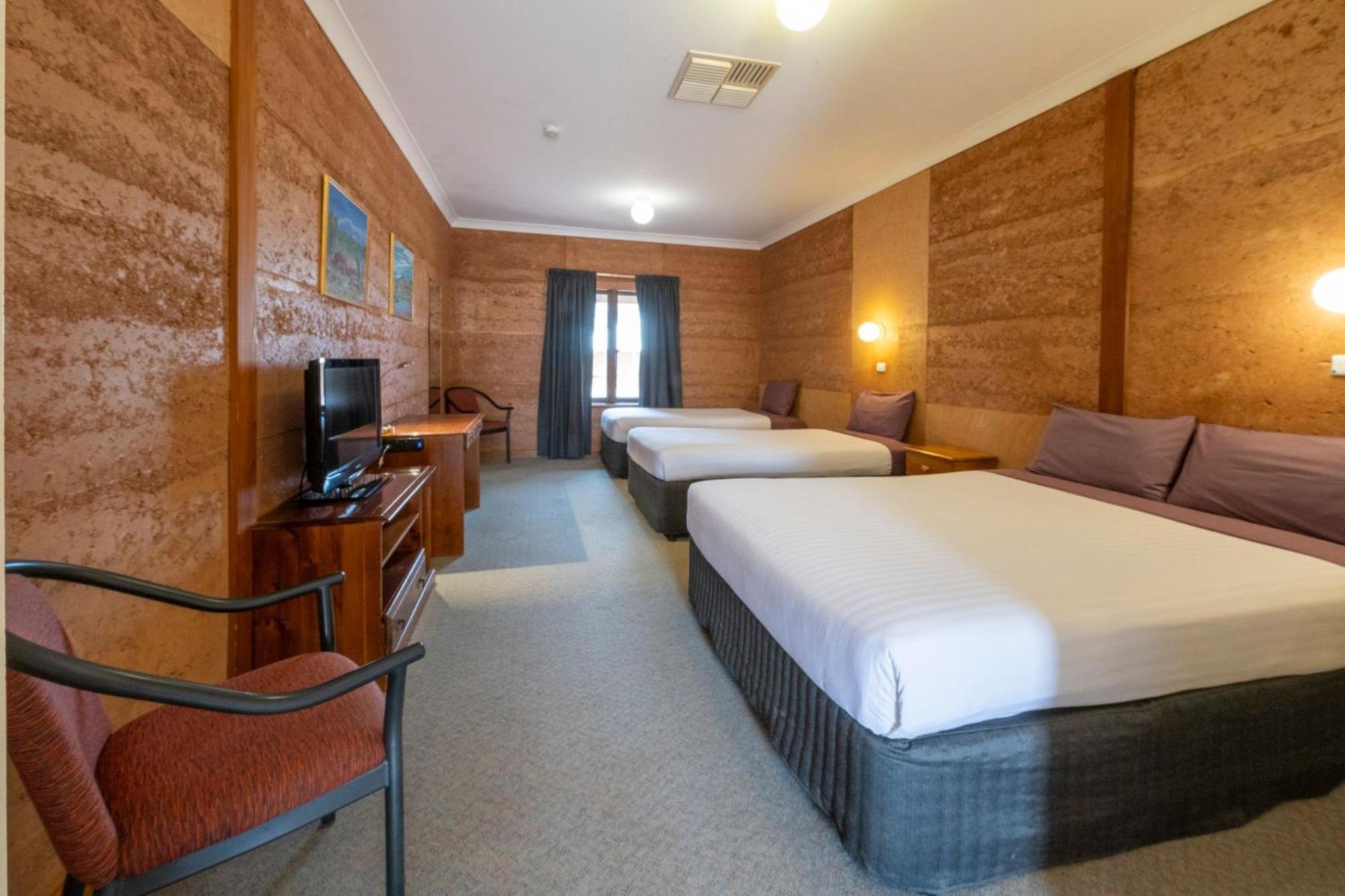 Mud Hut Motel 4*
