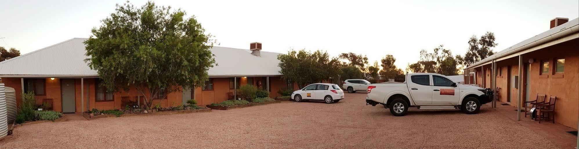 Mud Hut Motel 4*